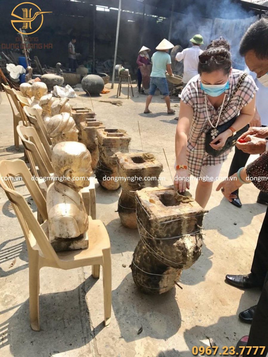 Ngày 19 Khách về dự lễ đúc tượng chân dung tại xưởng