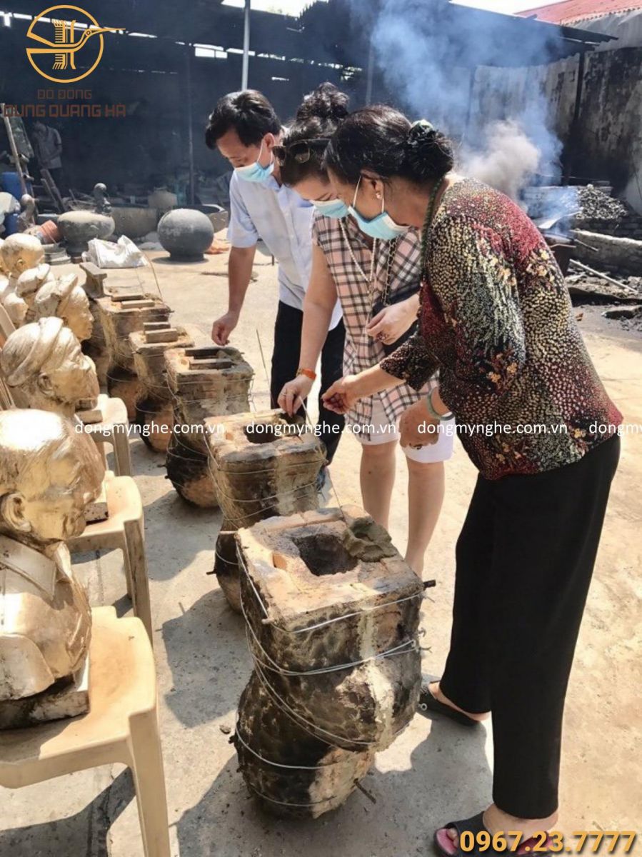 Ngày 19 Khách về dự lễ đúc tượng chân dung tại xưởng