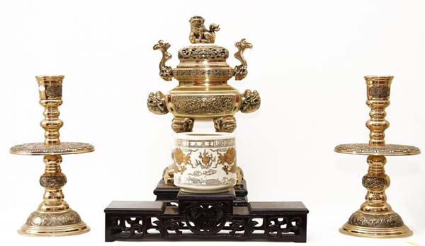 Đỉnh đồng đặt sau bát hương