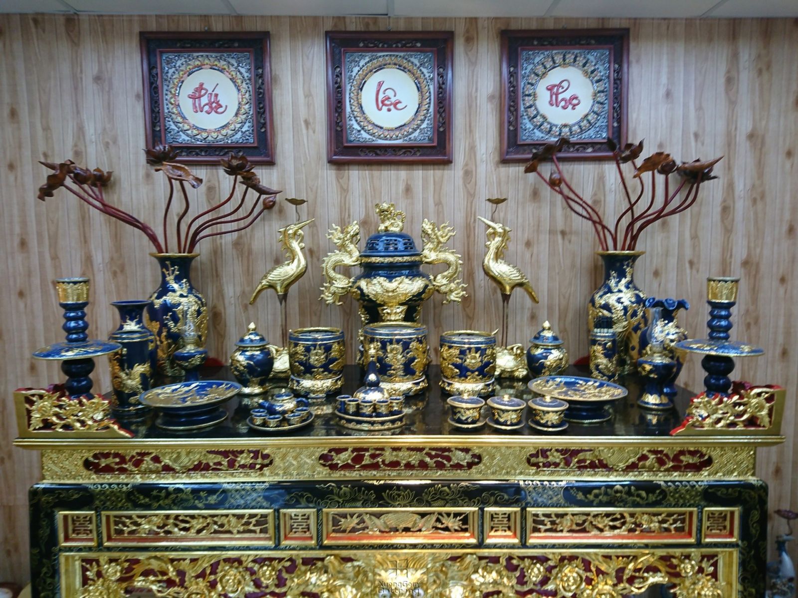 Bàn thờ gia tiên với bộ đỉnh thờ cao cấp