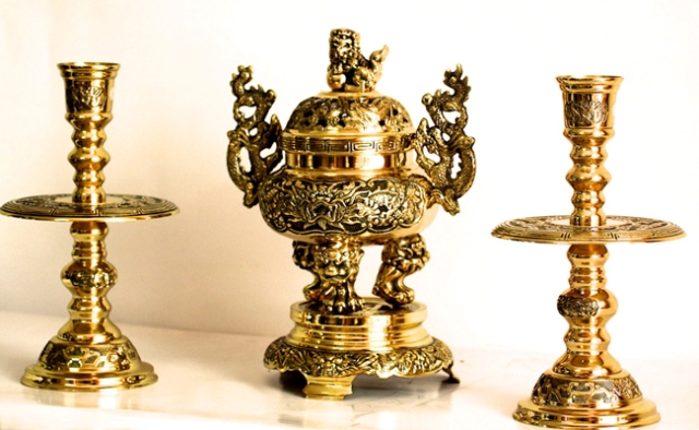 Bộ tam sự đỉnh đồng vàng