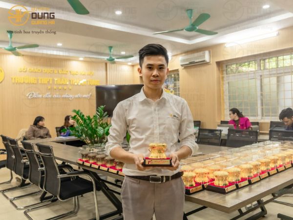 Bàn giao 35 quả trống đồng giả cổ và 35 quả trống đồng mạ vàng cho trường THPT Trần Thánh Tông - Hà Nội nhân dịp kỷ niệm 10 năm thành lập trường.