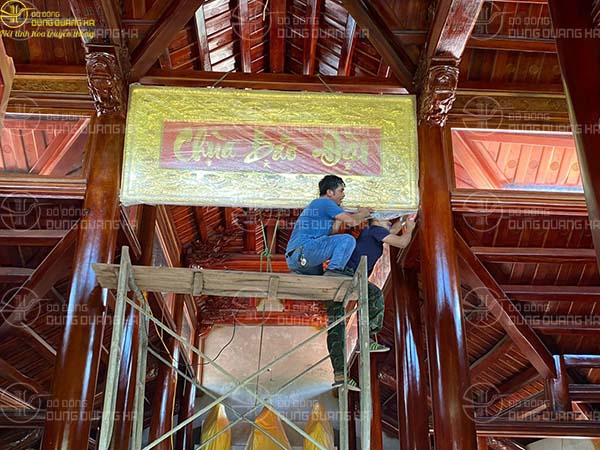 Lắp đặt hoành phi 2m55 x 1m06 đồng vàng dát vàng 9999 tại chùa Bảo Đài