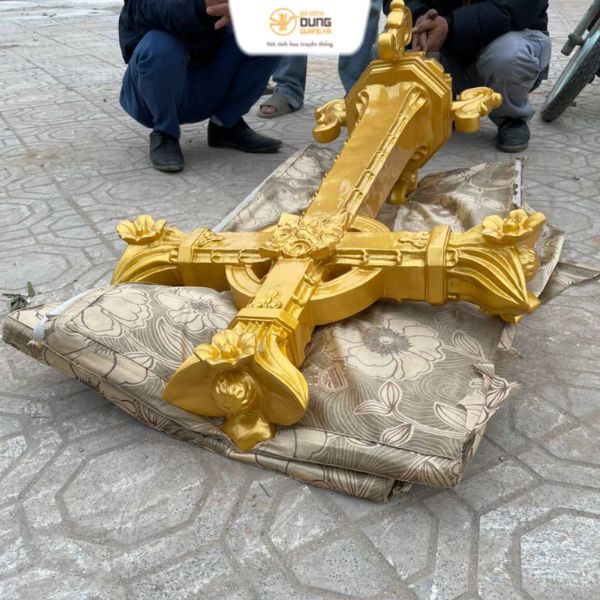 Lắp đặt cây thánh giá đồng đỏ cao 1m2 nặng 90kg tại nhà thờ đạo Hải Phòng