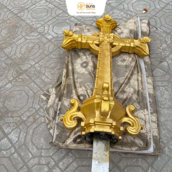 Lắp đặt cây thánh giá đồng đỏ cao 1m2 nặng 90kg tại nhà thờ đạo Hải Phòng