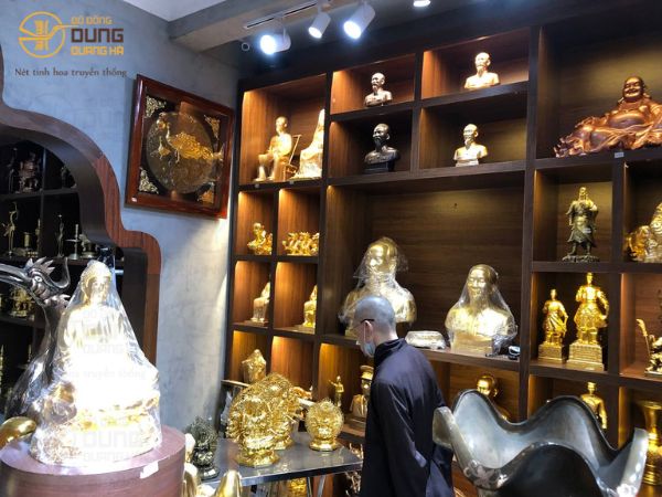 Thầy Đức - chùa An Phú - quận 8 - TP.HCM qua cửa hàng sg lựa chọn tượng chuẩn đề dát vàng và tượng thiên thủ dát vàng làm quà tặng
