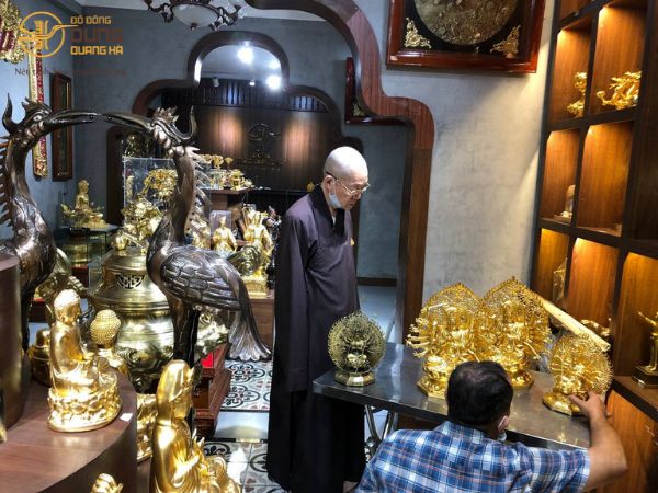 Thầy Đức - chùa An Phú - quận 8 - TP.HCM qua cửa hàng sg lựa chọn tượng chuẩn đề dát vàng và tượng thiên thủ dát vàng làm quà tặng