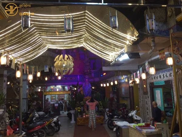 Thầy Đức - chùa An Phú - quận 8 - TP.HCM qua cửa hàng sg lựa chọn tượng chuẩn đề dát vàng và tượng thiên thủ dát vàng làm quà tặng