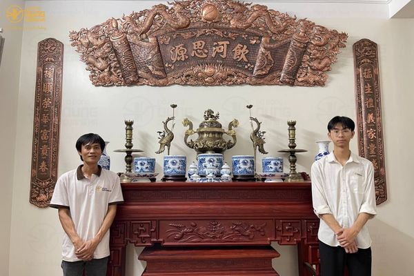 Bàn giao lắp đặt bộ cuốn thư câu đối đồng đỏ 3m24 và bộ đỉnh 80cm hai công nghệ tới anh Huân - Chánh án tòa án nhân dân tỉnh Vĩnh Phúc.