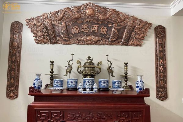 Bàn giao lắp đặt bộ cuốn thư câu đối đồng đỏ 3m24 và bộ đỉnh 80cm hai công nghệ tới anh Huân - Chánh án tòa án nhân dân tỉnh Vĩnh Phúc.