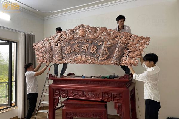 Bàn giao lắp đặt bộ cuốn thư câu đối đồng đỏ 3m24 và bộ đỉnh 80cm hai công nghệ tới anh Huân - Chánh án tòa án nhân dân tỉnh Vĩnh Phúc.