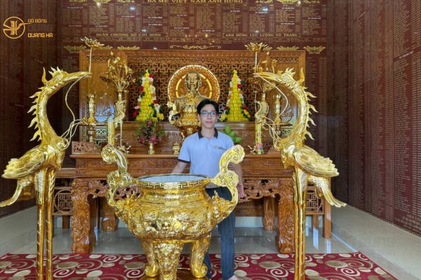 Lắp đặt đồ thờ mạ vàng tượng Bác Hồ tại nghĩa trang liệt sỹ Bến Lức - Long An