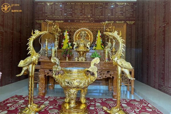 Lắp đặt đồ thờ mạ vàng tượng Bác Hồ tại nghĩa trang liệt sỹ Bến Lức - Long An