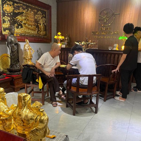 Thầy đến cửa hàng 84 Cộng Hoà thỉnh tượng Địa Tạng và tượng Phật A Di Đà 1m5 