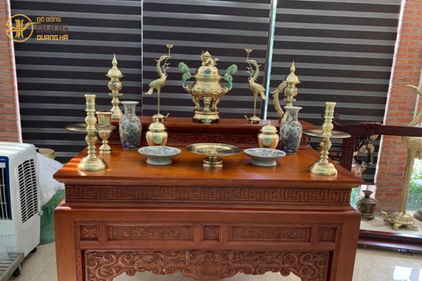 Hoàn thiện combo đồ thờ ngũ sự catut 60, lọ hoa sứ ,… và ban thờ kt 1m97x 1m33 x 1m17