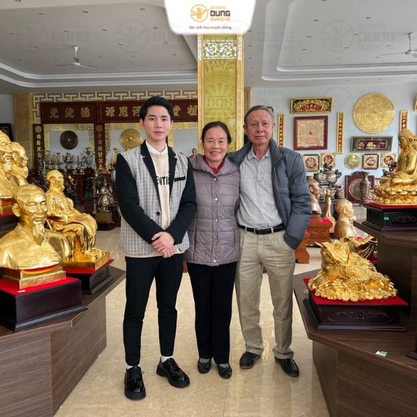 Đón khách Hà Nội về xưởng xem đổ đồng đôi hạc cattut 1m72 và đặt chuông 23kg