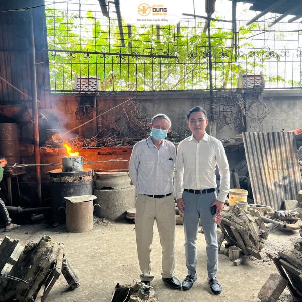 Đón khách Hà Nội về xưởng xem đổ đồng đôi hạc cattut 1m72 và đặt chuông 23kg