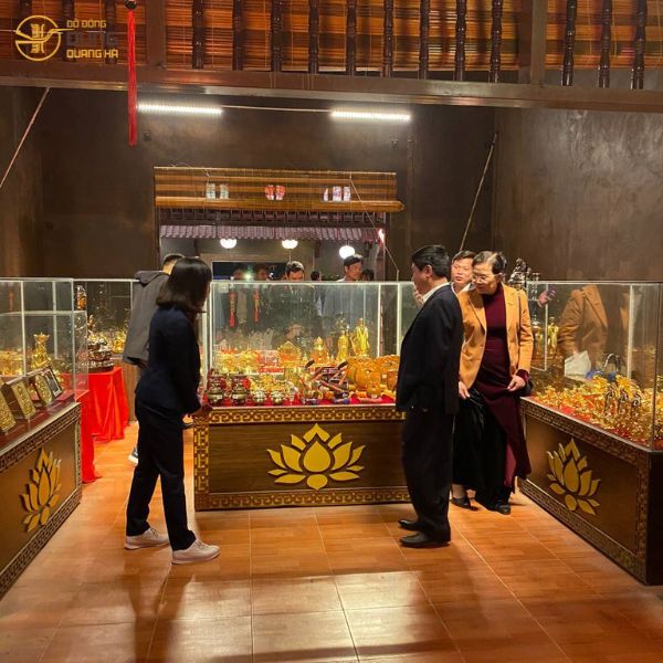 Đoàn Đại Biểu Tỉnh uỷ tỉnh Hà Nam - Đại diện Bà Lê Thị Thuỷ - Bí Thư Tỉnh Uỷ đến tham quan gian hàng Đồ đồng Dung Quang Hà tại Chùa Tam Chúc