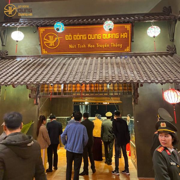 Đoàn Đại Biểu Tỉnh uỷ tỉnh Hà Nam - Đại diện Bà Lê Thị Thuỷ - Bí Thư Tỉnh Uỷ đến tham quan gian hàng Đồ đồng Dung Quang Hà tại Chùa Tam Chúc