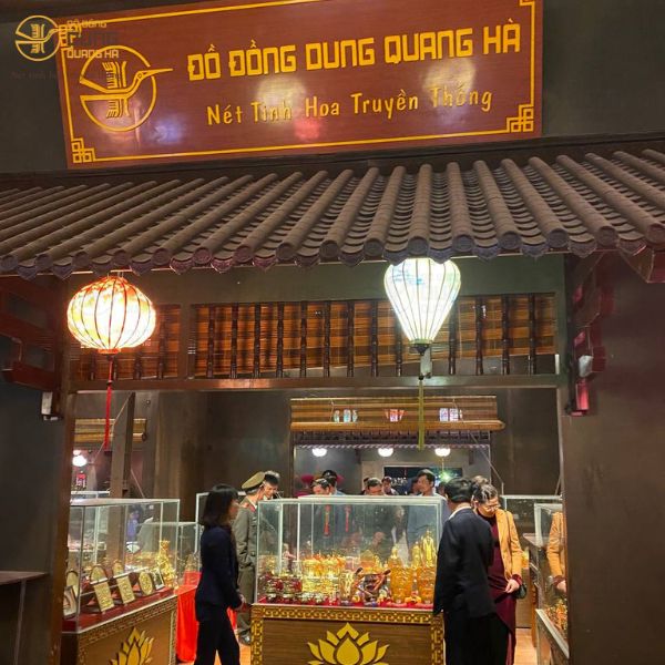 Đoàn Đại Biểu Tỉnh uỷ tỉnh Hà Nam - Đại diện Bà Lê Thị Thuỷ - Bí Thư Tỉnh Uỷ đến tham quan gian hàng Đồ đồng Dung Quang Hà tại Chùa Tam Chúc