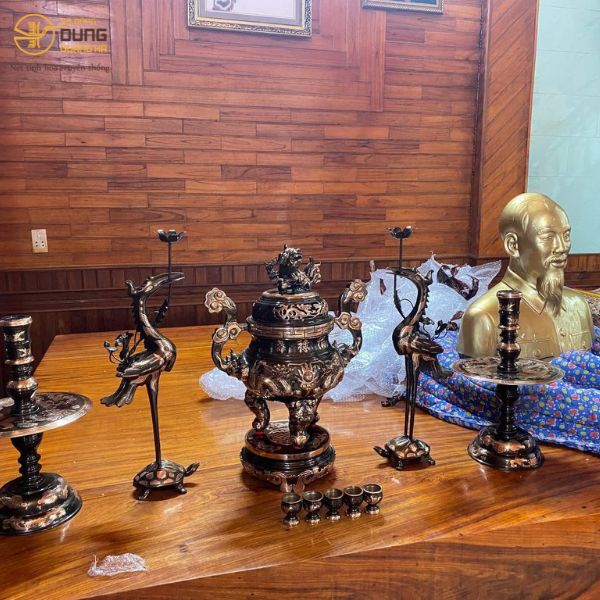 Bàn giao Tượng Bác Hồ, Hạc thờ to, Mặt trống đồng & bộ đồ thờ đầy đủ cho Huyện Uỷ Huyện Quảng Trạch - Quảng Bình