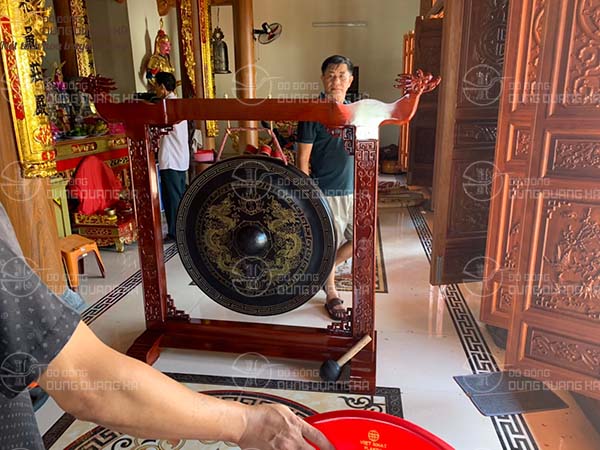 Lắp đặt chiêng đồng đường kính 90cm tại đền làng