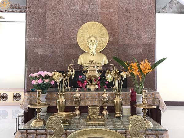 Giao đồ thờ mặt trống đồng tại nghĩa trang liệt sĩ Bình Dương