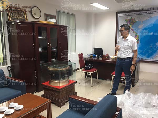Giao quả trống hộp kính cho khách tại kho bạc nhà nước