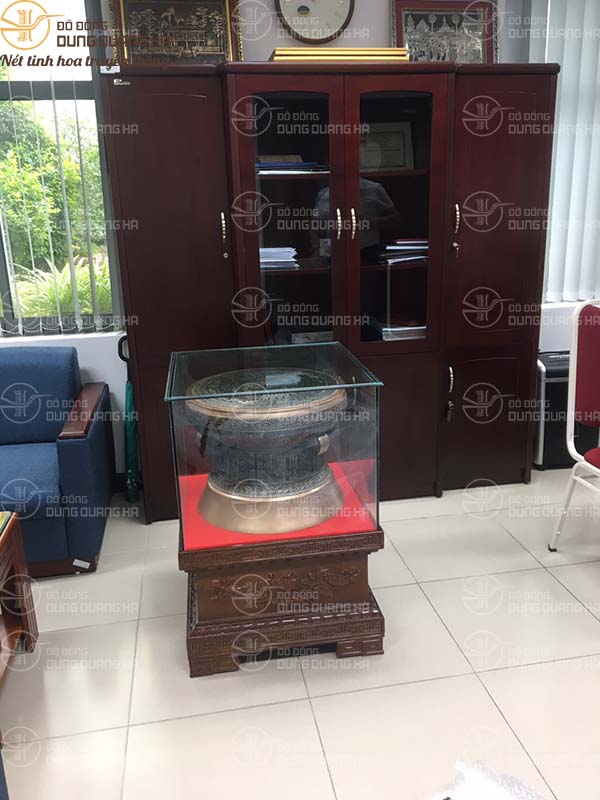 Giao quả trống hộp kính cho khách tại kho bạc nhà nước