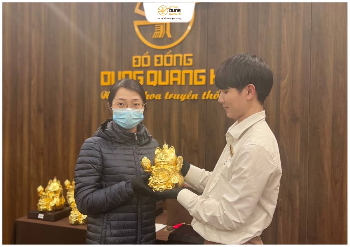 Khách đến cửa hàng thỉnh tượng ngài Ngọc Linh Miêu