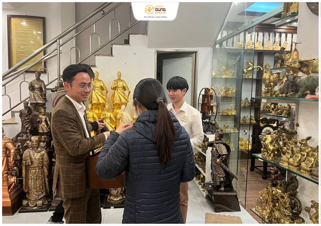 Khách đến cửa hàng thỉnh tượng ngài Ngọc Linh Miêu