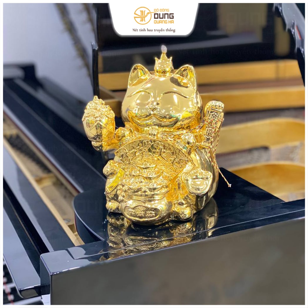 Khách đến cửa hàng thỉnh tượng ngài Ngọc Linh Miêu