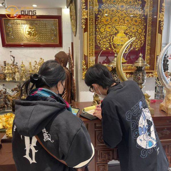 Khách đến cửa hàng Đồ Đồng Dung Quang Hà ngày 18/12/2022 để thăm quan và mua sắm