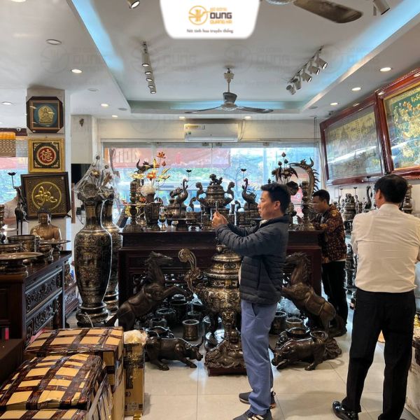 【13/12/2022】 Khách đến tham quan showroom và sắm đồ thờ cho ban thờ gia tiên !