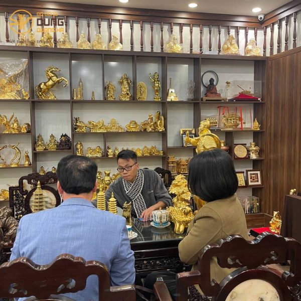 Khách đến cửa hàng Đồ Đồng Dung Quang Hà ngày 18/12/2022 để thăm quan và mua sắm