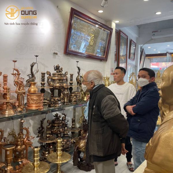 Khách đến cửa hàng Đồ Đồng Dung Quang Hà ngày 18/12/2022 để thăm quan và mua sắm