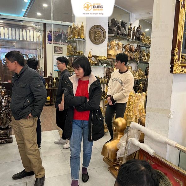 【13/12/2022】 Khách đến tham quan showroom và sắm đồ thờ cho ban thờ gia tiên !