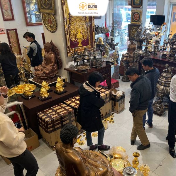 【13/12/2022】 Khách đến tham quan showroom và sắm đồ thờ cho ban thờ gia tiên !