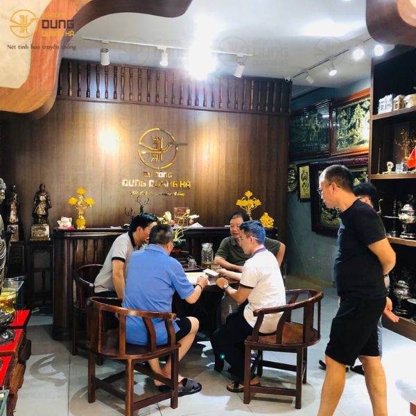 Khách đến cửa hàng Sài Gòn thỉnh bộ tượng tam thánh phật dát vàng 9999