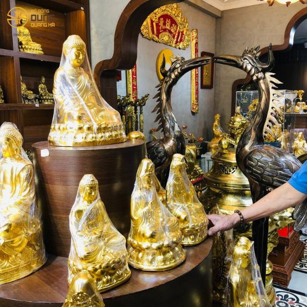 Khách đến cửa hàng Sài Gòn thỉnh bộ tượng tam thánh phật dát vàng 9999