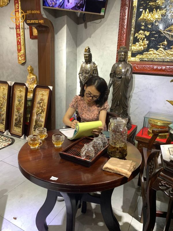 Kh&aacute;ch tới Đồ đồng Dung Quang H&agrave; thăm quan mua h&agrave;ng tối muộn tại S&agrave;i G&ograve;n