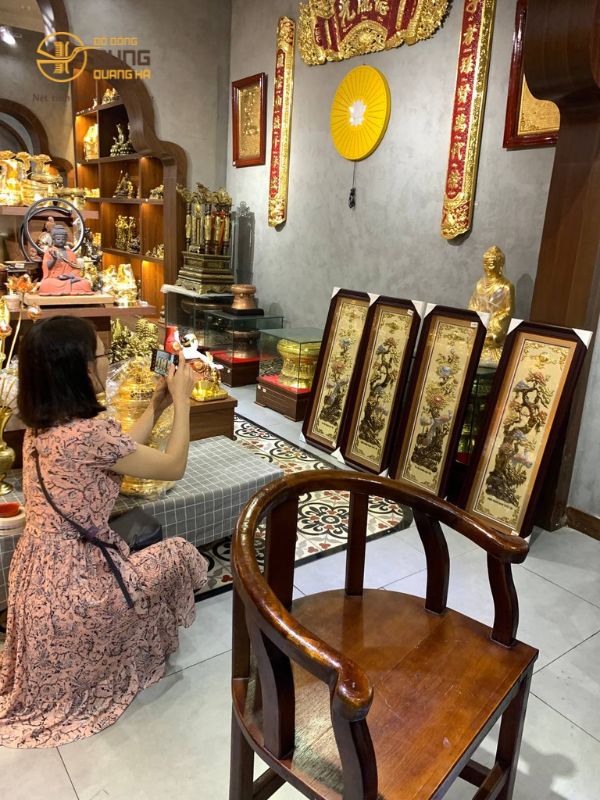 Kh&aacute;ch tới Đồ đồng Dung Quang H&agrave; thăm quan mua h&agrave;ng tối muộn tại S&agrave;i G&ograve;n