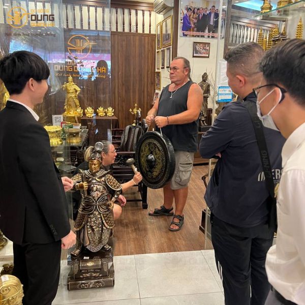 Đồ đồng Dung Quang Hà đón tiếp khách nước Pháp mua Chiêng Đồng tại cửa hàng
