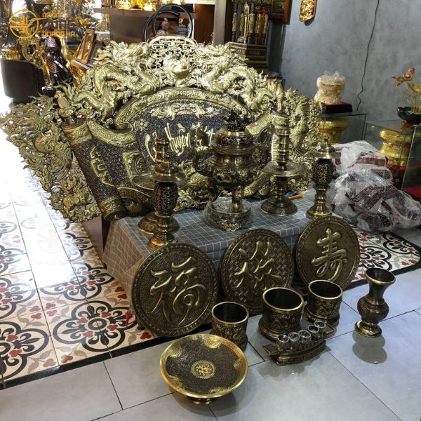 Khách Sài Gòn đến cửa hàng Đồ đồng Dung Quang Hà sắm bộ đồ thờ đầy đủ