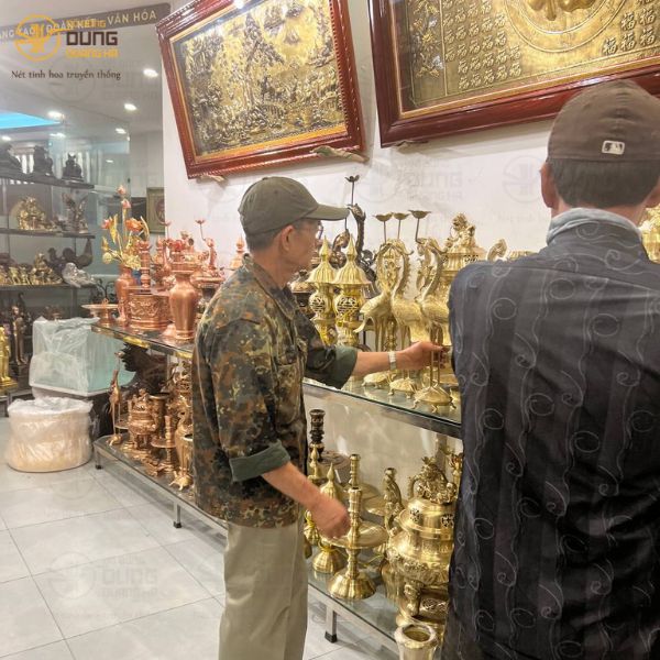 Ngày 2/3/2023 khách đến tham quan cửa hàng và sắm bộ đồ thờ làm lễ !