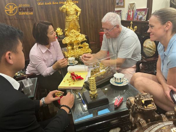 Đồ đồng Dung Quang Hà vinh dự đón tiếp ngài Carlos Beruff Chủ tịch Ủy ban Sửa đổi Hiến pháp Florida, Mỹ và Ký kết hợp đồng phát triển đưa sản phẩm đồ đồng Dung Quang Hà sang thị trường BẮC MỸ.