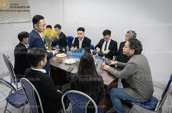 Hai bên trao đổi công việc để cùng nhau ký kết hợp đồng