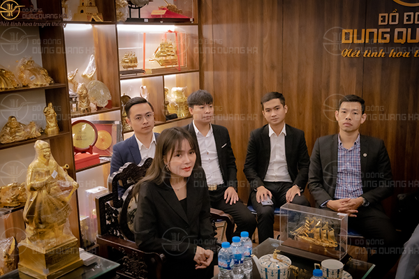Các lãnh đạo đại diện cho công ty Đồ Đồng Dung Quang Hà
