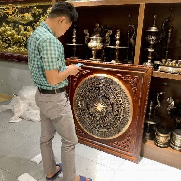 Khách Đồng Nai tới cửa hàng mua mặt trống 80cm đồng đỏ khung 1m10 gỗ gụ