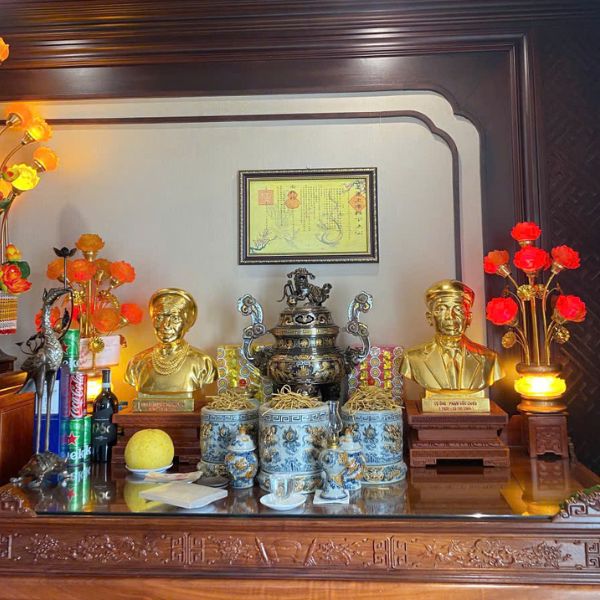 Hoàn thiện và bàn giao bộ tam sự khảm ngũ sắc và tượng truyền thần dát vàng cho khách tại Hải Phòng